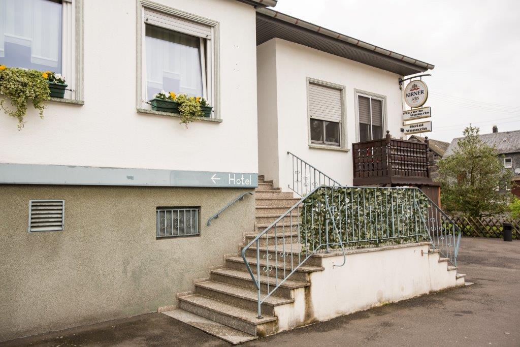 Hotel Pizzeria Venezia Sohren Exteriör bild